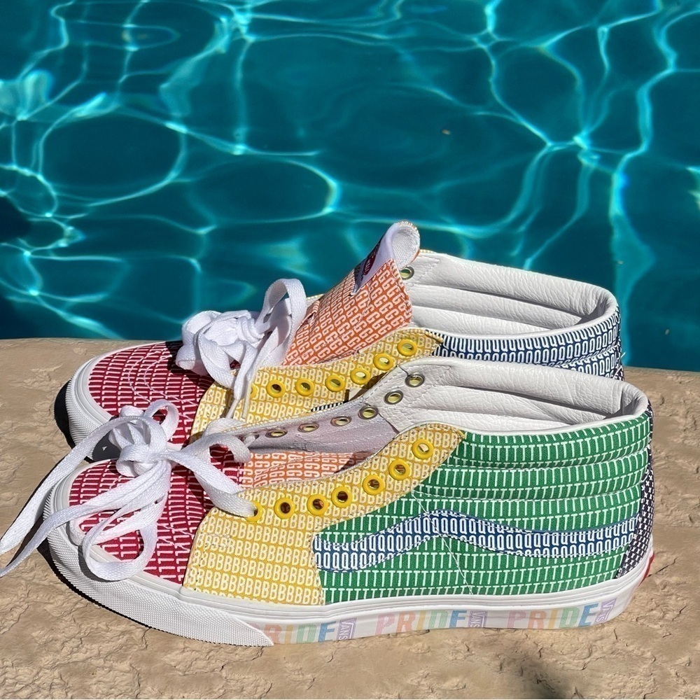 VANS
PRIDE SK8-MID
Men - Multi True White new with tags size 10 no box